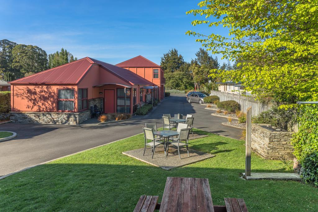 Red Tussock Motel Te Anau Ngoại thất bức ảnh